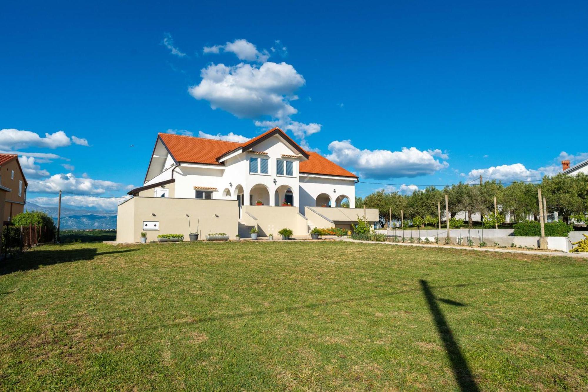 Апартаменты Ema's Olive Garden Apt 2 -private Parking, 10 Min Drive From Sandy Beach
